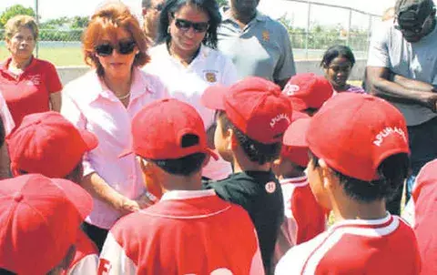 Alcaldesa se interesa por los coliseos deportivos 