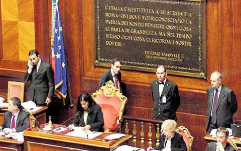 Senado da el primer paso para la dimisión de Silvio Berlusconi 