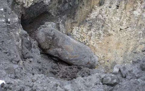 Campesino chino escondió 2 bombas bajo su cama por 25 años