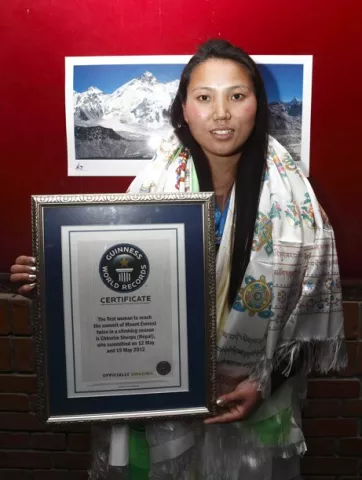 Nepalesa sube 2 veces al Everest en una semana y logra record