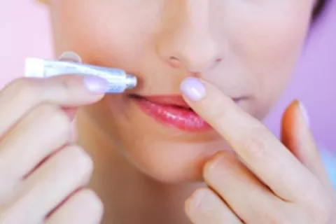 Selló su boca con pegamento al creer que utilizaba lapíz labial