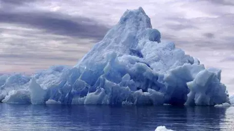 Un témpano gigante se desprende en Groenlandia