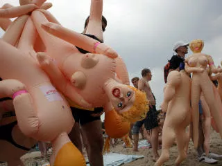 Los sorprendieron en un cine teniendo sexo con una muñeca inflable