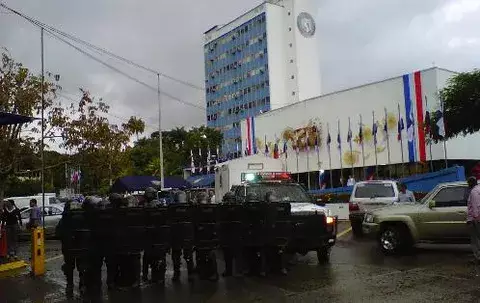 Galenos piden cortesía de sala al no ser atendidos en el hemiciclo