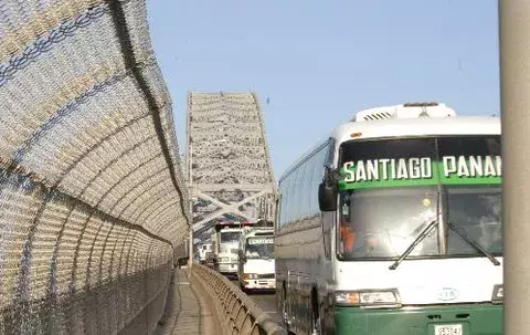 ATTT restringe paso de buses tipo "neveras" por el Puente de las Américas