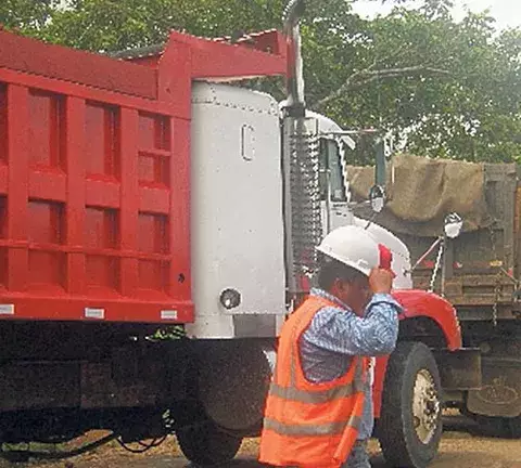 Camioneros paralizan trabajos en aeropuerto 