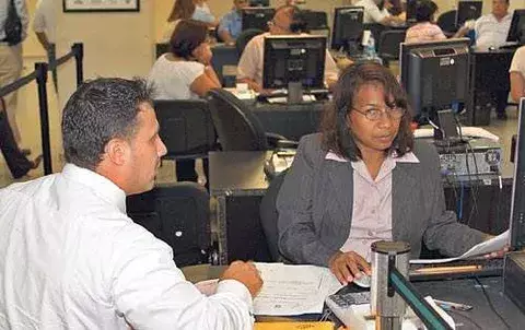 Cámara de Comercio pide un aumento de salario mínimo  