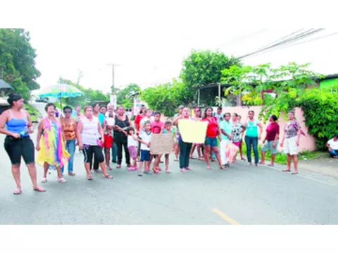 Bloquean calles por escasez de agua en Arraiján  