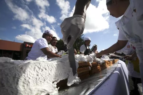 Nicaragua bate récord Guinness con el pastel de frutas más largo 