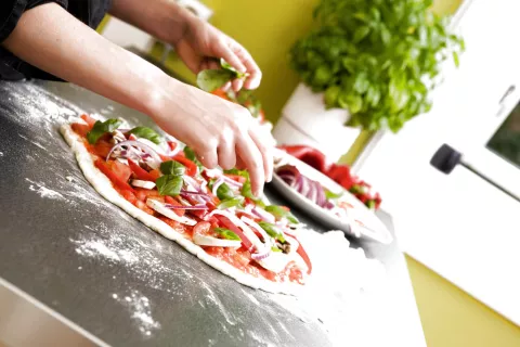 Un hombre entró a robar y se fue solamente con una pizza