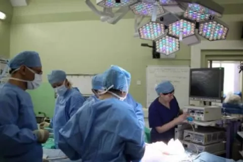 Extirpan del abdomen un tumor de 21 kilos a un hombre de 71 años