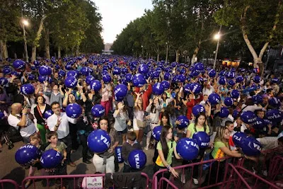 Rércord para 15 mil personas que sostienen balones
