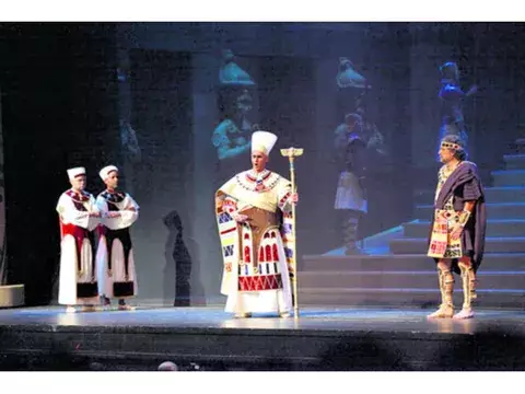 Danza, tradición, mitos, música y vestuario de lujo 
