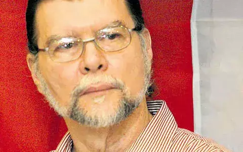 Escribe bien, él lo sabe y algunos  seres inferiores no se lo perdonan 