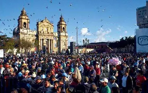 Colom  aprobará proyectos de inversión 