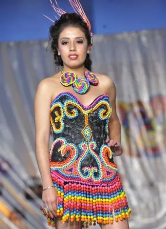 Chefs diseñan con cebollas un vestido para novias