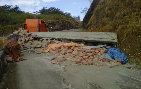 700 sacos de cemento cayeron de una mula obstruyendo la vía