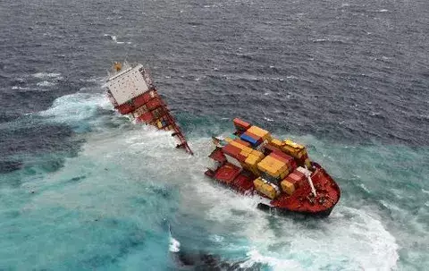 Buque encallado frente a la costa de Nueva Zelanda se parte en dos