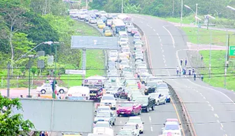 El flujo vehicular aumentó ayer después del mediodía  