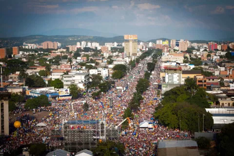Chávez y Capriles cierran campaña presidencial 