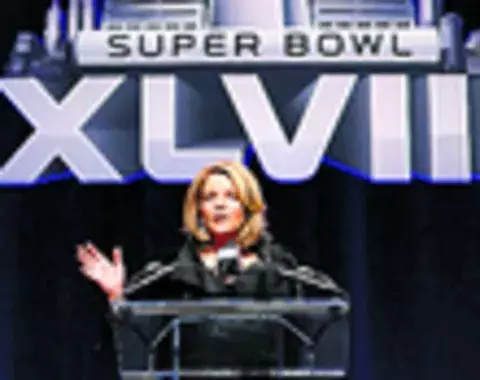 Queen Latifah y Renee Flemingse lucen en el show del Super Bowl  