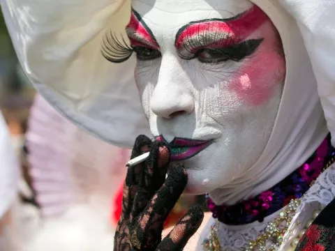 Presentan un diccionario "gay" en Feria del Libro