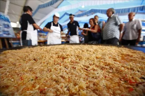 Baten el récord del salpicón de marisco más grande