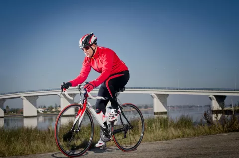 Crean sistema que corrige la postura de los ciclistas