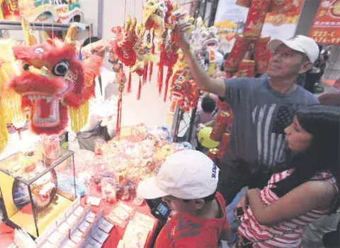 Chinos le dan la bienvenida al Año del Dragón