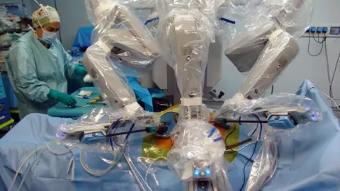 Colombia realiza la primera cirugía robótica en un niño 