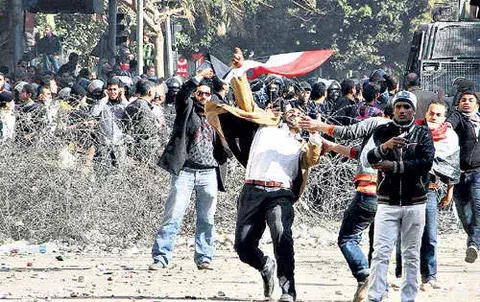 Se rompe pequeña tregua entre manifestantes y policías en Egipto  