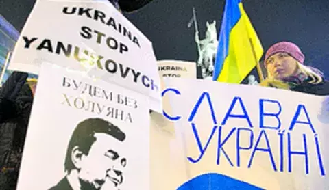 Presidente Yanukovich habla con Ángela Merkel  