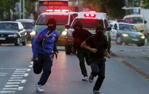 Jornada de manifestaciones estudiantiles arranca con barricadas en Santiago