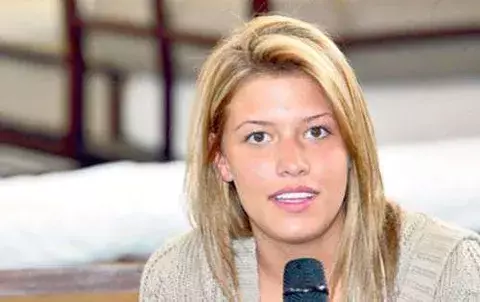 Sale con la cantante Elan 