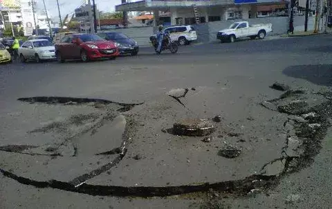 Explosión subterránea crea levantamiento de asfalto en Vía Brasil 