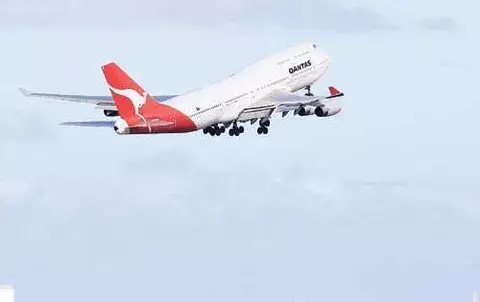 Aerolínea australiana Qantas reanuda vuelos luego de crisis 