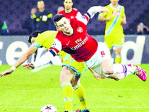 Arsenal cae ante el Nápoles y avanza segundo  