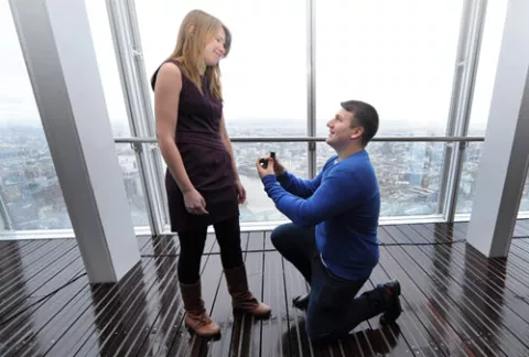 Una pareja se compromete a 310 metros de altura en inauguración rascacielos
