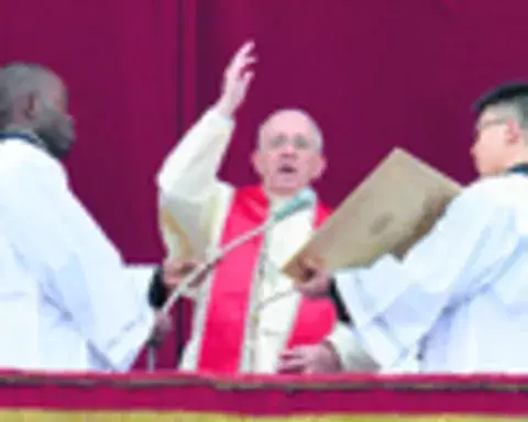 En Navidad, el papa Francisco desea la paz en el mundo 