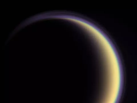 Hallan un gas en la atmósfera de Titán, la mayor luna de Saturno