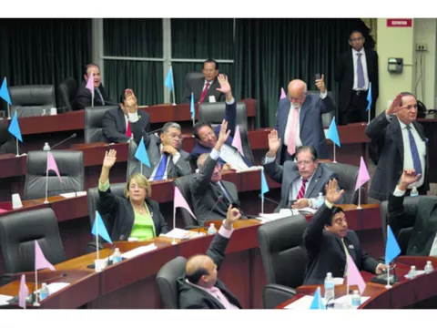 Oposición critica el financiamiento para incentivos a médicos 