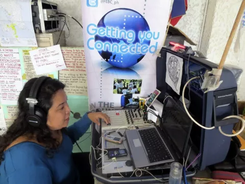 Una radio transmite esperanza a los damnificados por el tifón Haiyan