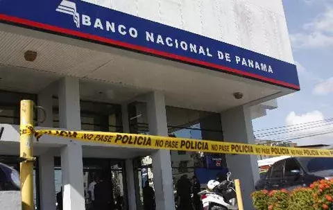 Dos delincuentes asaltan BNP disfrazados de Policía Nacional