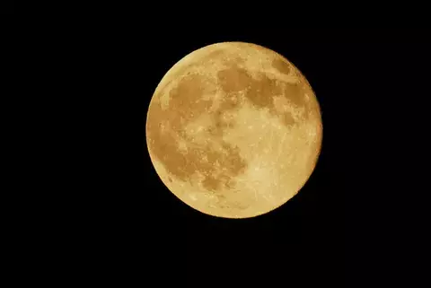 Vendieron parcelas de suelo lunar