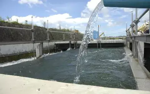 Roux reitera que el agua es apta para consumo humano