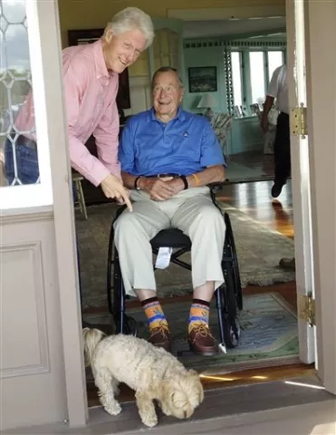 George H.W. Bush dona sus calcetines decorados de cactus