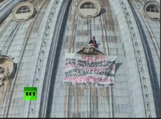 Un hombre subió hasta la cúpula de San Pedro en protesta contra UE