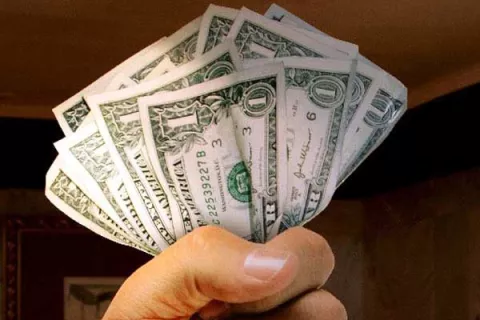 Dejó caer un dolar y le cobraron 500 de multa