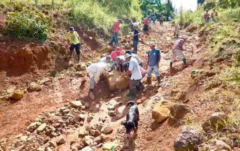  Campesinos reparan las vías a falta de respuesta del Gobierno  