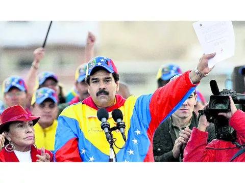 Nicolás Maduro y Jaua, con imágenes  para Chávez 